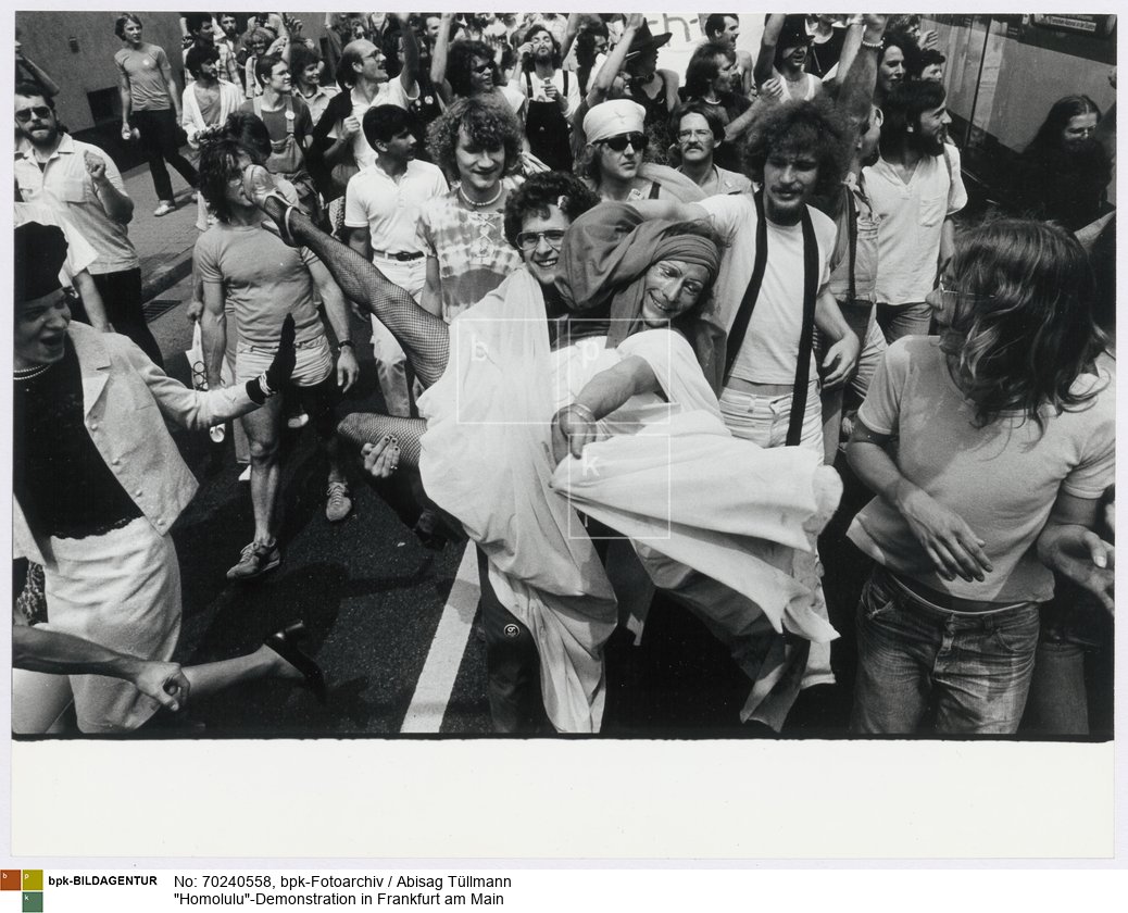 "Homolulu – Die Geburt eines Vulkans oder die Versuchung eine Utopie konkret zu machen" war das erste große, internationale Homosexuellen-Treffen in der Bundesrepublik. Die Festwoche fand vom 23. bis 29. Juli 1979 statt<BR>Aufnahmedatum: 28.07.1979<BR>Material/Technik: Foto / Silbergelatine auf Barytpapier<BR>Bildformat (Foto): 23,2 x 30,3 cm<BR>Aufnahmeort: Frankfurt am Main / Deutschland<BR>Inventar-Nr.: Tü 79/141-23<BR>