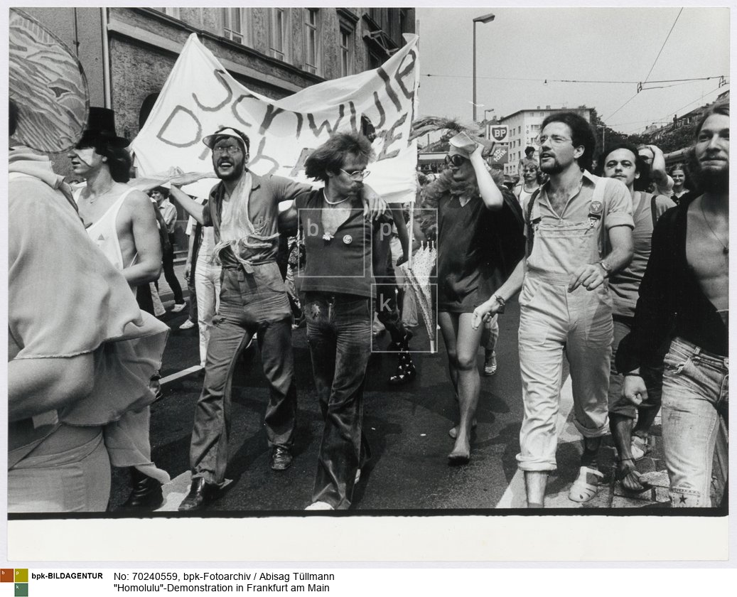 "Homolulu – Die Geburt eines Vulkans oder die Versuchung eine Utopie konkret zu machen" war das erste große, internationale Homosexuellen-Treffen in der Bundesrepublik. Die Festwoche fand vom 23. bis 29. Juli 1979 statt<BR>Aufnahmedatum: 28.07.1979<BR>Material/Technik: Foto / Silbergelatine auf Barytpapier<BR>Bildformat (Foto): 23,2 x 30,3 cm<BR>Aufnahmeort: Frankfurt am Main / Deutschland<BR>Inventar-Nr.: Tü 79/141-08<BR>