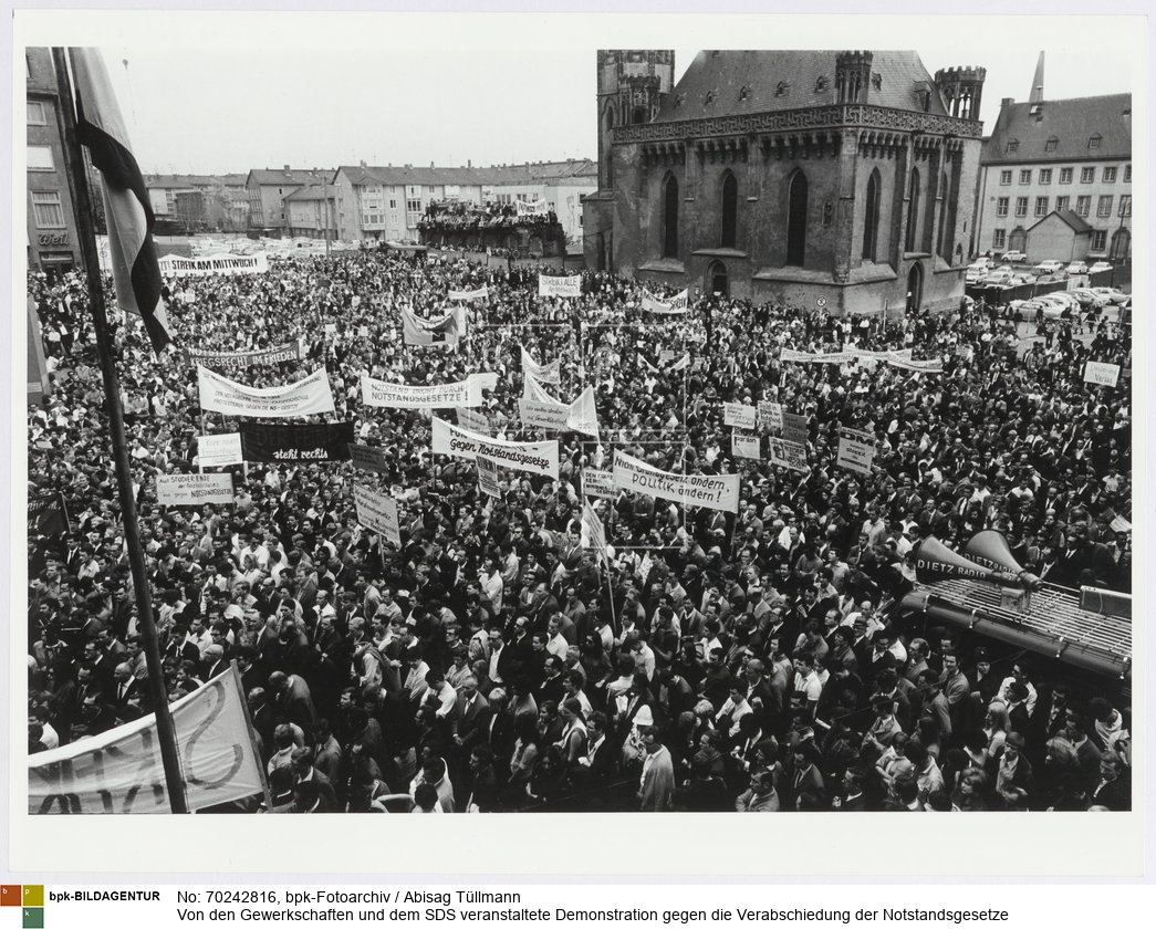 auf dem Römerberg <BR>Aufnahmedatum: Mai 1968<BR>Material/Technik: Foto / Silbergelatine auf Barytpapier<BR>Bildformat (Foto): 30,1 x 40 cm<BR>Aufnahmeort: Frankfurt am Main / Deutschland<BR>Inventar-Nr.: Tü 68/058-14<BR>