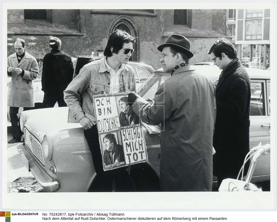 Rückseitenbeschriftung von Hand der Fotografin: "Ffm, Ostern 1968"<BR>Aufnahmedatum: April 1968<BR>Material/Technik: Foto / Silbergelatine auf Barytpapier<BR>Bildformat (Foto): 30,2 x 39,8 cm<BR>Aufnahmeort: Frankfurt am Main / Deutschland<BR>Inventar-Nr.: Tü 68/041-12a<BR>