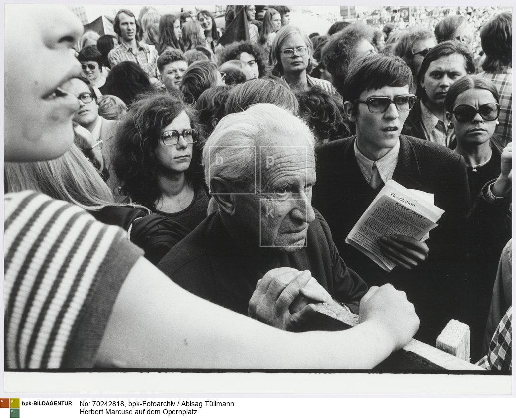 bei einer Kundgebung für die Freilassung der Bürgerrechtlerin Angela Davis
Rückseitenbeschriftung von anderer Hand: "Herbert Marcuse"<BR>Aufnahmedatum: 3./4. Juni 1972<BR>Material/Technik: Foto / Silbergelatine auf Barytpapier<BR>Bildformat (Foto): 30,3 x 40 cm<BR>Aufnahmeort: Frankfurt am Main / Deutschland<BR>Inventar-Nr.: Tü 72/079-22<BR>
