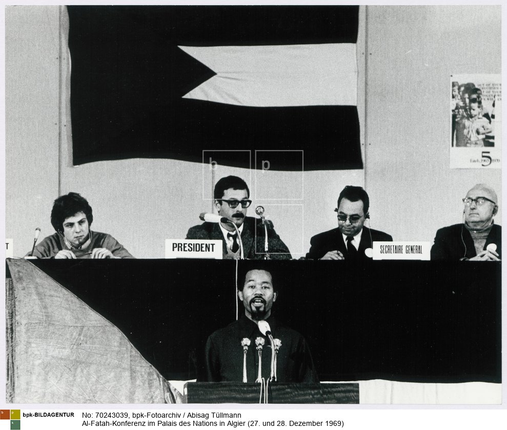 Am Rednerpult: Eldridge Cleaver
Rückseitenbeschriftung von anderer Hand: "Algier - Al Fatah Konferenz / 27.+28. Dezember. Am Pult: Eldridge Cleaver"<BR>Aufnahmedatum: Dezember 1969<BR>Material/Technik: Foto / Silbergelatine auf Barytpapier<BR>Bildformat (Foto): 23,5 x 29,4 cm<BR>Aufnahmeort: Algier / Algerien<BR>Inventar-Nr.: Tü 69/401-15<BR>