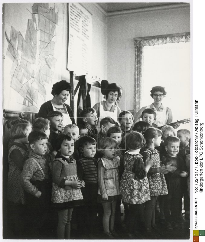 Rückseitenbeschriftung von Hand der Fotografin: "LPG Schenkenberg, Kindergarten"<BR>Aufnahmedatum: April 1963<BR>Material/Technik: Foto / Silbergelatine auf Barytpapier<BR>Bildformat (Foto): 29,8 x 23,3 cm<BR>Aufnahmeort: Schenkenberg bei Leipzig / DDR (Deutschland)<BR>Inventar-Nr.: Tü 63/051-06<BR>