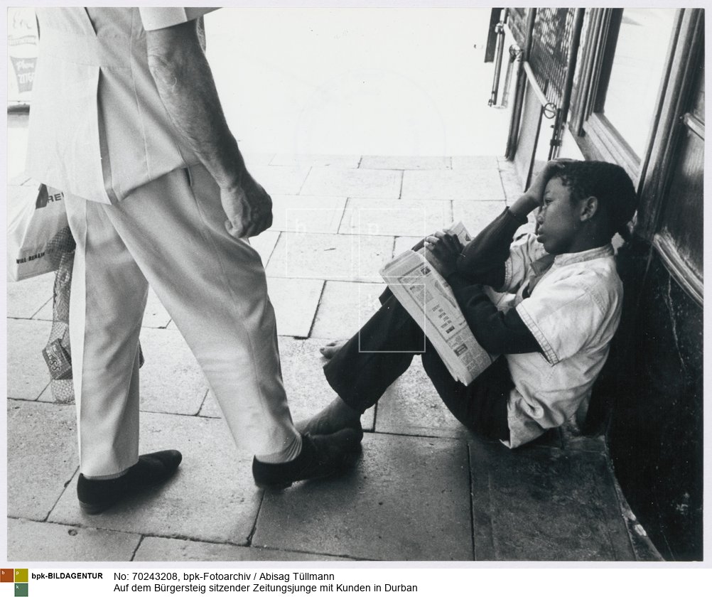 Rückseitenbeschriftung von Hand der Fotografin: "Südafrika"<BR>Aufnahmedatum: Oktober 1971<BR>Material/Technik: Foto / Silbergelatine auf Barytpapier<BR>Bildformat (Foto): 23,5 x 29,8 cm<BR>Aufnahmeort: Durban / Südafrika<BR>Inventar-Nr.: Tü 71/222-04a<BR>