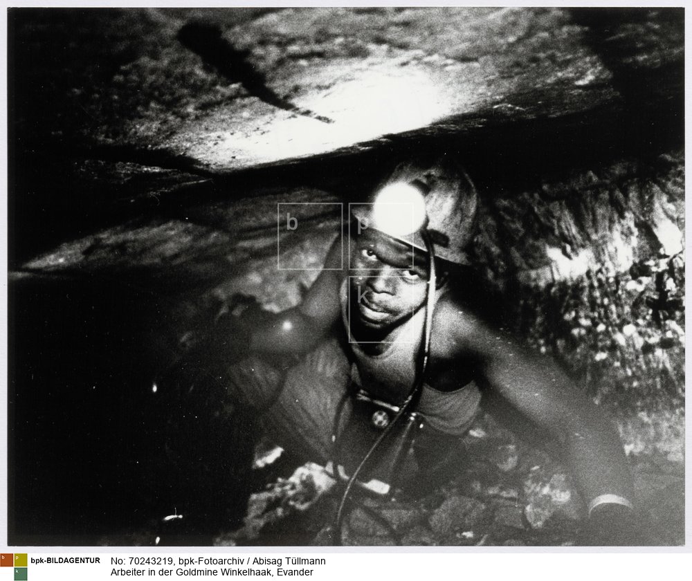 Rückseitenbeschriftung von Hand der Fotografin: "Südafrika, Goldmine Winkelhaag"<BR>Aufnahmedatum: Oktober 1971<BR>Material/Technik: Foto / Silbergelatine auf Barytpapier<BR>Bildformat (Foto): 23,5 x 29,8 cm<BR>Aufnahmeort: Evander / Südafrika<BR>Inventar-Nr.: Tü 71/201-27<BR>
