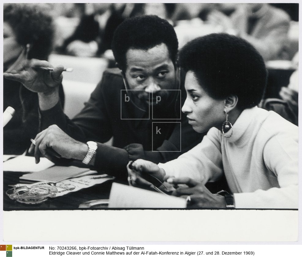 Rückseitenbeschriftung von anderer Hand: "Eldridge Cleaver und Connie Matthews"<BR>Aufnahmedatum: Dezember 1969<BR>Material/Technik: Foto / Silbergelatine auf Barytpapier<BR>Bildformat (Foto): 23,5 x 29,3 cm<BR>Aufnahmeort: Algier / Algerien<BR>Inventar-Nr.: Tü 69/395-24a<BR>