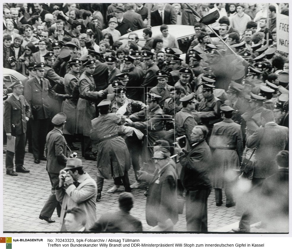 Auseinandersetzung zwischen Demonstranten und Polizisten am Ehrenmal <BR>Aufnahmedatum: 21.05.1970<BR>Material/Technik: Foto / Silbergelatine auf Barytpapier<BR>Bildformat (Foto): 23,5 x 29,3 cm<BR>Aufnahmeort: Kassel / Deutschland<BR>Inventar-Nr.: Tü 70/163-13<BR>