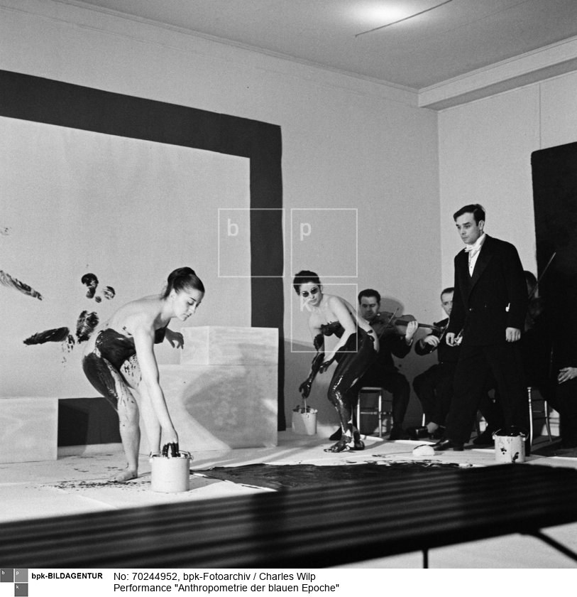 Performance von Yves Klein in der Galerie Internationale d’Art Contemporain, Paris. Nackte Modelle applizieren mit Körperabdrücken blaue Farbe auf Leinwand. Im Hintergrund: Musiker spielen begleitend Kleins "Monotone Symphonie"<BR>Person: Yves Klein [1928 - 1962], Französischer Maler, Bildhauer und Aktionskünstler<BR>Aufnahmedatum: 09.03.1960<BR>Material/Technik: Foto<BR>Aufnahmeort: Paris<BR>Inventar-Nr.: CW neu107-12<BR>