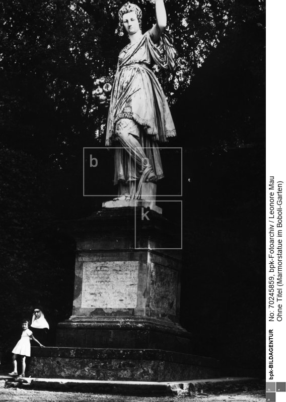 Marmorstatue "Allegorie der Fülle" (1608 - 1637) von Sebastiano Salvini im Boboli-Garten in Florenz. Am Sockel eine Nonne und ein Mädchen.<BR>Aufnahmedatum: um 1960<BR>Material/Technik: Foto / Silbergelatine auf PE-Papier<BR>Bildformat (Foto): 20,0 x 30,0 cm<BR>Aufnahmeort: Florenz<BR>Inventar-Nr.: LM-503738<BR>