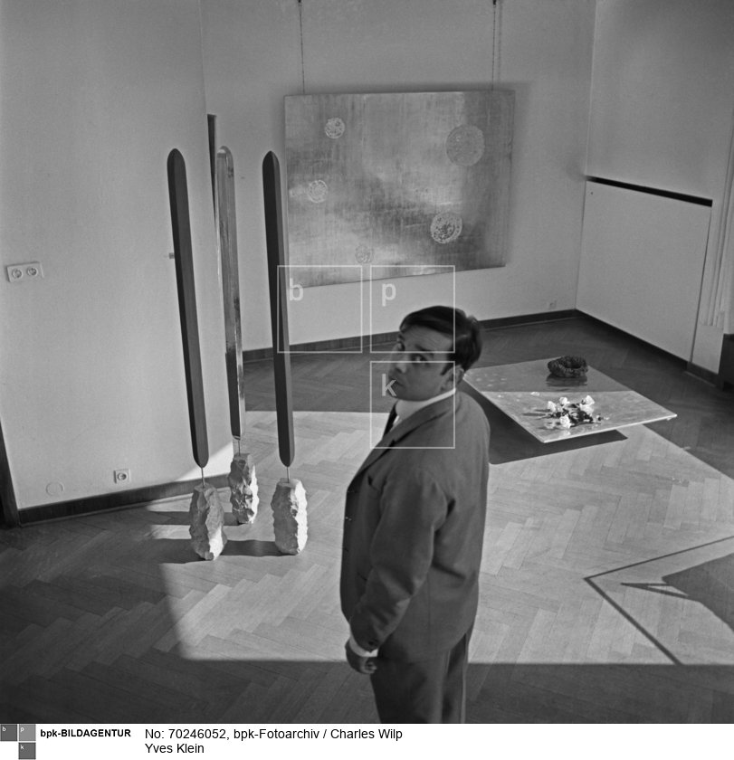 Ausstellung "Yves Klein Monochrome und Feuer", 14 Januar - 26 Februar 1961 im Museum Haus Lange in Krefeld<BR>Aufnahmedatum: 1961<BR>Material/Technik: Foto<BR>Aufnahmeort: Krefeld<BR>Inventar-Nr.: CW neu115-5<BR>