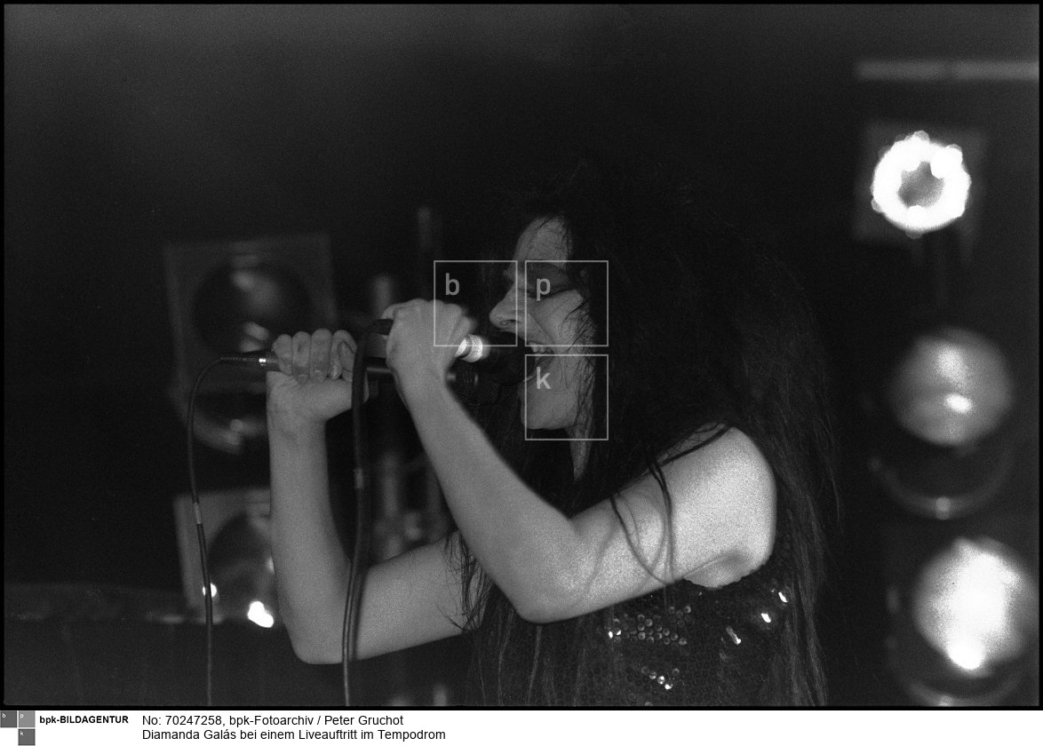 Galas trat im Rahmen des Mythen Monster Mutationen Festival auf.<BR>Person: Diamanda Galás (1955-), US-amerikanische Avantgarde-Performancekünstlerin, Sängerin und Komponistin<BR>Aufnahmedatum: 24.06.1987<BR>Material/Technik: Foto<BR>Aufnahmeort: Berlin-Tiergarten (Berlin West)<BR>