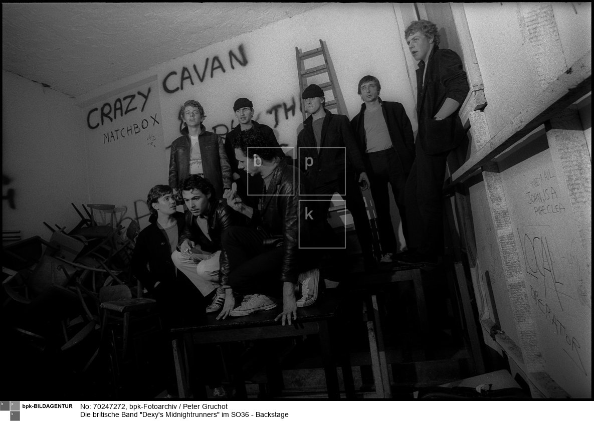 Gegründet 1978 in Birmingham, die Band spielte eine Mischung aus New Wave, Northern Soul und keltischem Folk, ihre größten Erfolge hatte die Band Anfang der 1980er Jahre.<BR>Aufnahmedatum: 08.10.1980<BR>Material/Technik: Foto<BR>Aufnahmeort: Berlin-Kreuzberg (Berlin West)<BR>