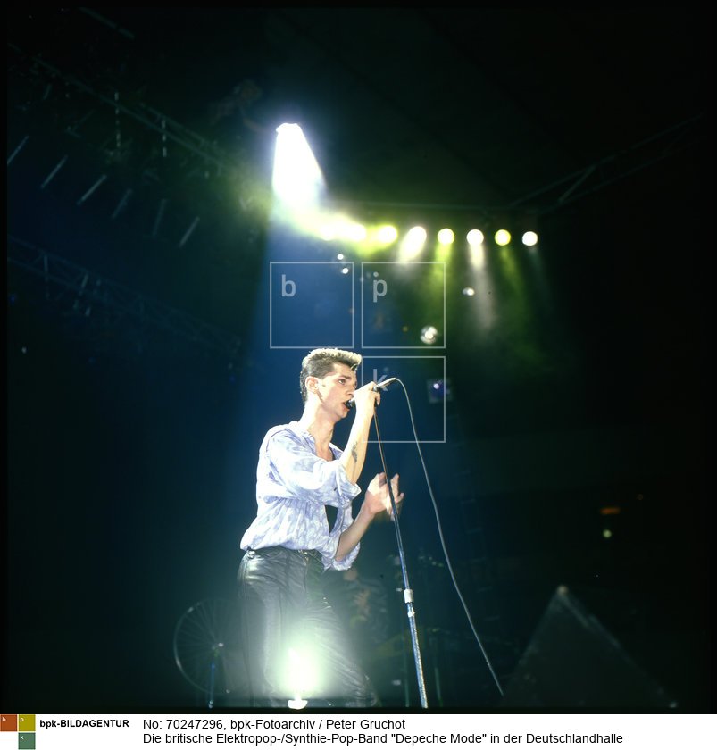 Britische Musikband (Synth-Rock-/Synthie-Pop, Elektropop, Dark-Music), die Wurzeln der Band gehen zurück auf das Jahr 1976, etabliert ist sie seit 1984.

Bandmitglieder zur Zeit der Aufnahme: Dave Gahan, Martin Gore, Andrew Fletcher<BR>Person: Dave Gahan (1962-), englischer Sänger und Frontmann der Band Depeche Mode<BR>Aufnahmedatum: 08.12.1983<BR>Material/Technik: Foto<BR>Aufnahmeort: Berlin-Charlottenburg (Berlin West)<BR>