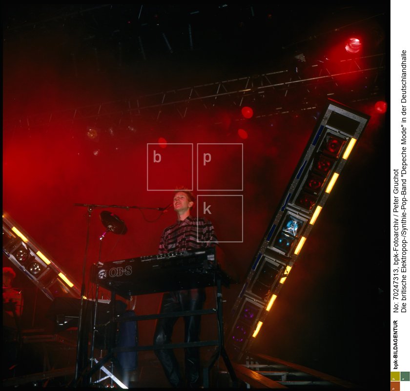 Britische Musikband (Synth-Rock-/Synthie-Pop, Elektropop, Dark-Music), die Wurzeln der Band gehen zurück auf das Jahr 1976, etabliert ist sie seit 1984.

Bandmitglieder zur Zeit der Aufnahme: Dave Gahan, Martin Gore, Andrew Fletcher<BR>Person: Andrew Fletcher (1961-), englischer Musiker<BR>Aufnahmedatum: 08.12.1983<BR>Material/Technik: Foto<BR>Aufnahmeort: Berlin-Charlottenburg (Berlin West)<BR>