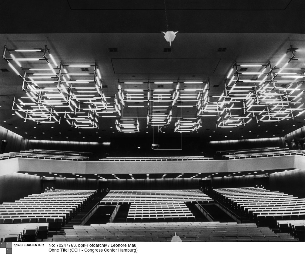 Innenaufnahme des Großen Saales im CCH - Congress Center Hamburg.<BR>Aufnahmedatum: 1959<BR>Material/Technik: Foto / Silbergelatine auf Barytpapier<BR>Bildformat (Foto): 23,8 x 30,0 cm<BR>Aufnahmeort: Hamburg<BR>Inventar-Nr.: LM-506614<BR>