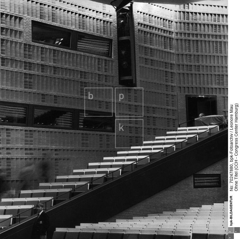 Innenaufnahme des Großen Saales im CCH - Congress Center Hamburg.<BR>Aufnahmedatum: 1959<BR>Material/Technik: Foto / Silbergelatine auf Barytpapier<BR>Bildformat (Foto): 23,7 x 25,0 cm<BR>Aufnahmeort: Hamburg<BR>Inventar-Nr.: LM-506613<BR>
