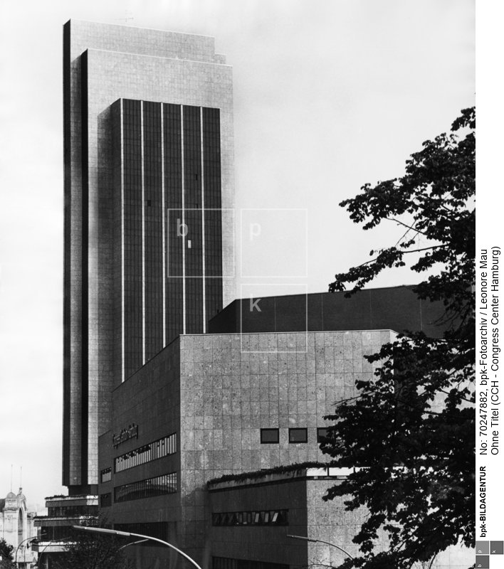 Außenaufnahme des CCHs - Congress Center Hamburg.<BR>Aufnahmedatum: 1959<BR>Material/Technik: Foto / Silbergelatine auf Barytpapier<BR>Bildformat (Foto): 23,8 x 28,6 cm<BR>Aufnahmeort: Hamburg<BR>Inventar-Nr.: LM-506611<BR>