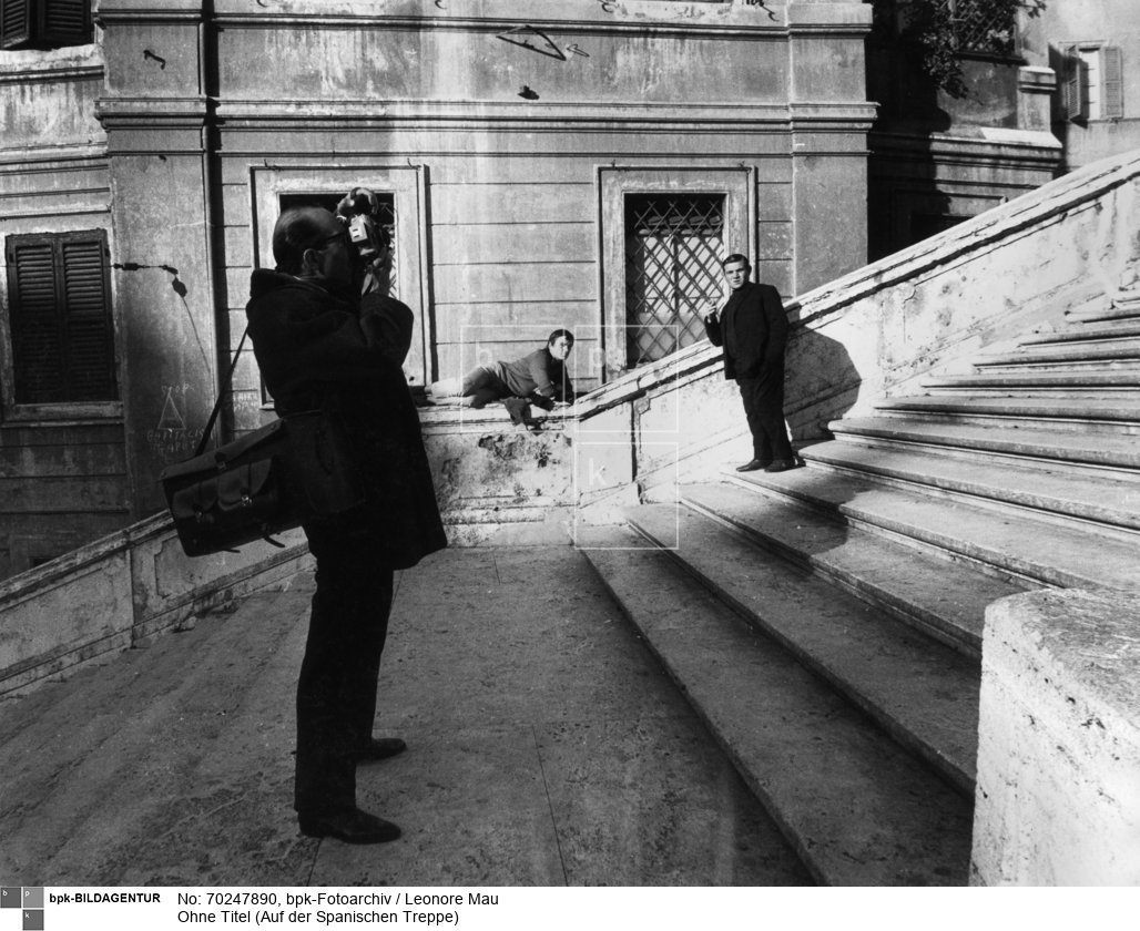 Im Vordergrund ein Mann beim Fotografieren. Im Hintergrund ein Mann liegend auf der Balustrade. Daneben ein Mann mit Zigarette.<BR>Aufnahmedatum: November 1967 - April 1968<BR>Material/Technik: Foto / Silbergelatine auf Barytpapier<BR>Bildformat (Foto): 23,3 x 29,9 cm<BR>Aufnahmeort: Rom<BR>Inventar-Nr.: LM-503680<BR>