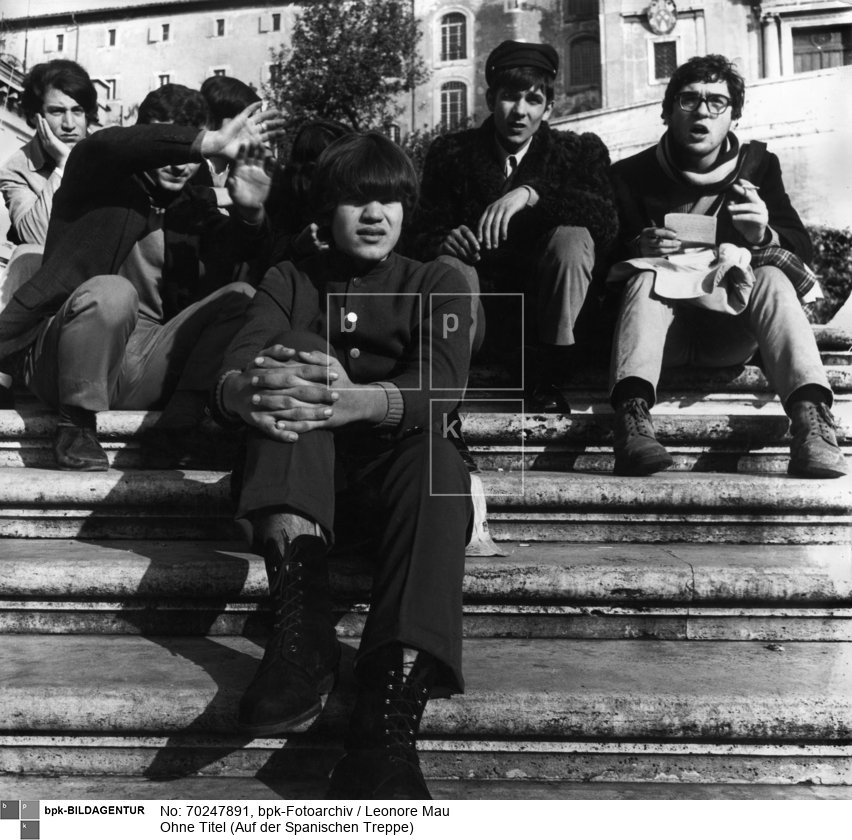 Eine Gruppe junger Männer sitzend auf der Spanischen Treppe.<BR>Aufnahmedatum: November 1967 - April 1968<BR>Material/Technik: Foto / Silbergelatine auf Barytpapier<BR>Bildformat (Foto): 24,2 x 25,6 cm<BR>Aufnahmeort: Rom<BR>Inventar-Nr.: LM-503678<BR>