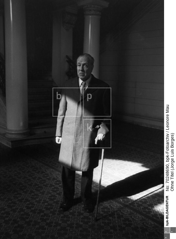 Der Schriftsteller und Bibliothekar Luis Borges in der ehemaligen Nationalbibliothek Argentiniens in Buenos Aires.
Referenz: Wilfried F. Schoeller, Hubert Fichte und Leonore Mau. Der Schriftsteller und die Fotografin, 2005
Rückseitenbeschriftung: "Luis Borges 1971"<BR>Aufnahmedatum: Mai 1971<BR>Material/Technik: Foto / Silbergelatine auf PE-Papier<BR>Bildformat (Foto): 17,7 x 23,9 cm<BR>Aufnahmeort: Buenos Aires<BR>Inventar-Nr.: LM-502047<BR>