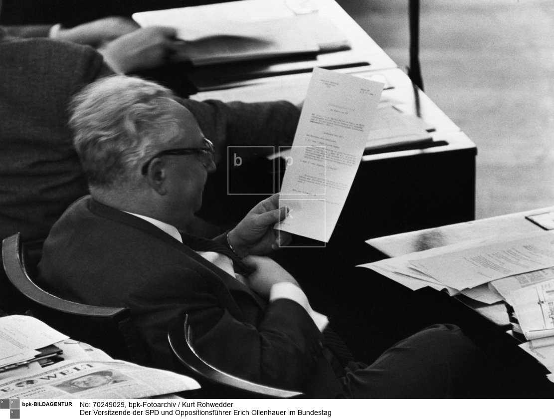 Aufnahmedatum: 1957<BR>Material/Technik: Foto<BR>Aufnahmeort: Bonn<BR>Inventar-Nr.: Rw 57/012-1.R., 1.v.r.<BR>