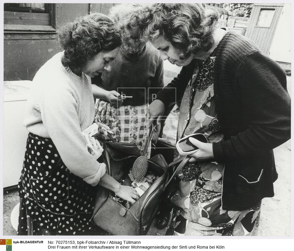 Rückseitenbeschriftung von anderer Hand: "Sinti und Roma, Wohnwagensiedlung bei Köln"<BR>Aufnahmedatum: Mai 1971<BR>Material/Technik: Foto / Silbergelatine auf Barytpapier<BR>Bildformat (Foto): 23,8 x 29,3 cm<BR>Aufnahmeort: Köln / Deutschland<BR>Inventar-Nr.: Tü 71/065-24a<BR>
