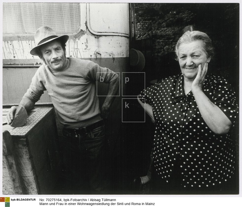 Rückseitenbeschriftung von Hand der Fotografin: "Zigeuner in Mainz"<BR>Aufnahmedatum: Mai 1971<BR>Material/Technik: Foto / Silbergelatine auf Barytpapier<BR>Bildformat (Foto): 23,7 x 19,4 cm<BR>Aufnahmeort: Mainz / Deutschland<BR>Inventar-Nr.: Tü 71/056-59<BR>