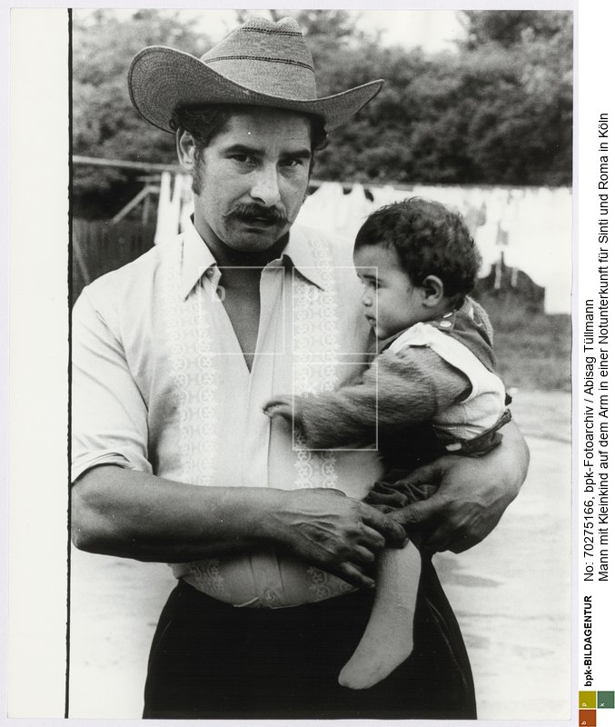 Rückseitenbeschriftung von anderer Hand: "Sinti und Roma, Notunterkunft in Köln"<BR>Aufnahmedatum: Mai 1971<BR>Material/Technik: Foto / Silbergelatine auf Barytpapier<BR>Bildformat (Foto): 30 x 23,5 cm<BR>Aufnahmeort: Köln / Deutschland<BR>Inventar-Nr.: Tü 71/063-35a<BR>