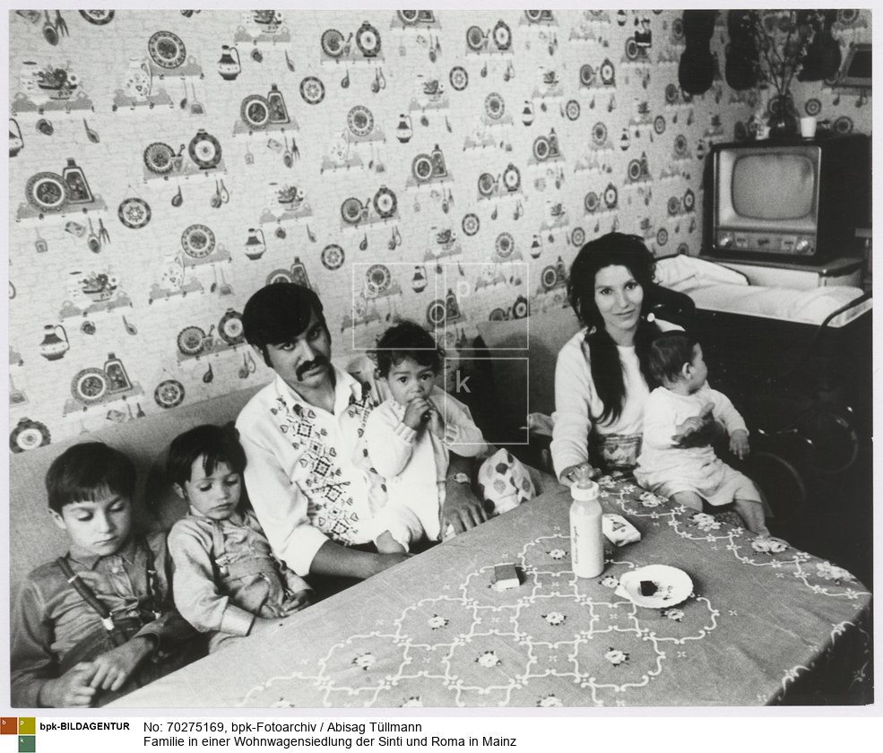 Rückseitenbeschriftung von Hand der Fotografin: "Zigeunerfamilie in Mainz"<BR>Aufnahmedatum: Mai 1971<BR>Material/Technik: Foto / Silbergelatine auf Barytpapier<BR>Bildformat (Foto): 23,5 x 29,3 cm<BR>Aufnahmeort: Mainz / Deutschland<BR>Inventar-Nr.: Tü 71/061-14<BR>
