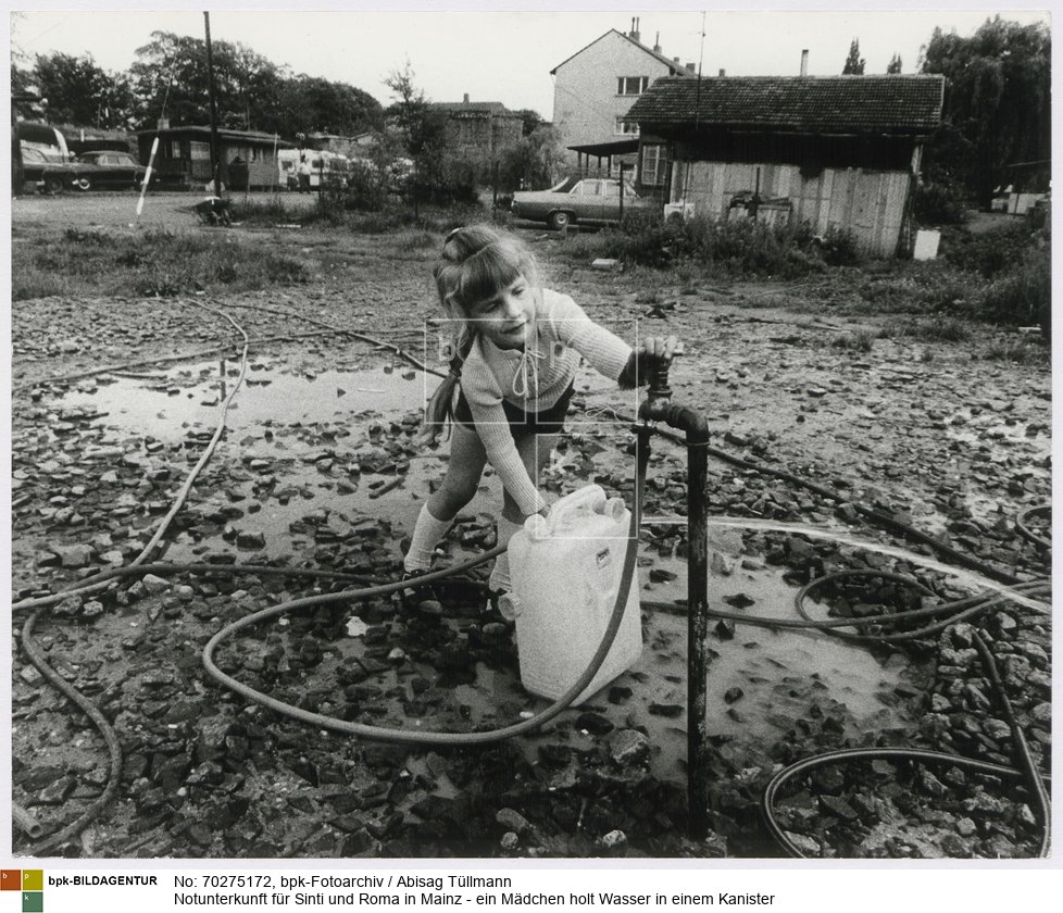 Rückseitenbeschriftung von Hand der Fotografin: "Mainz, Notunterkunft für Zigeuner"<BR>Aufnahmedatum: Mai 1971<BR>Material/Technik: Foto / Silbergelatine auf Barytpapier<BR>Bildformat (Foto): 23,8 x 29,4 cm<BR>Aufnahmeort: Mainz / Deutschland<BR>Inventar-Nr.: Tü 71/060-04<BR>