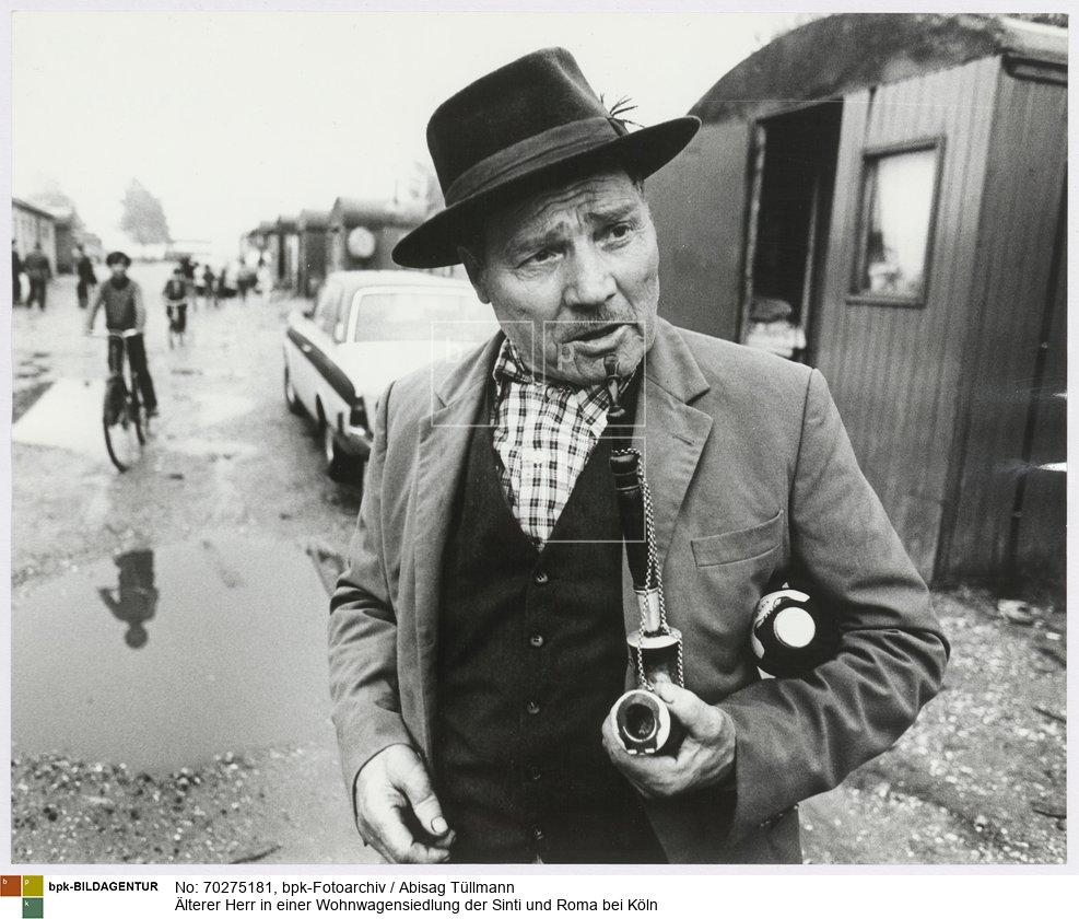 Rückseitenbeschriftung von anderer Hand: "Sinti und Roma, Wohnwagenlager in Köln"<BR>Aufnahmedatum: Mai 1971<BR>Material/Technik: Foto / Silbergelatine auf Barytpapier<BR>Bildformat (Foto): 23,5 x 29,3 cm<BR>Aufnahmeort: Köln / Deutschland<BR>Inventar-Nr.: Tü 71/061-32<BR>