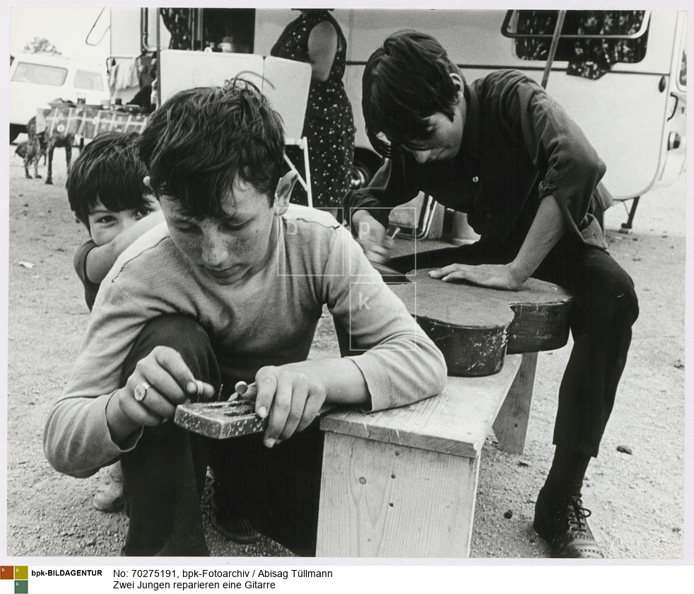 bei einem Treffen von Sinti und Roma aus Deutschland, Frankreich, Belgien und der Schweiz im Frankfurter Ostpark aus Anlass der "Zweiten europäischen Zigeuner-Missionskonferenz" <BR>Aufnahmedatum: Juli 1969<BR>Material/Technik: Foto / Silbergelatine auf Barytpapier<BR>Bildformat (Foto): 23,8 x 29,3 cm<BR>Aufnahmeort: Frankfurt am Main / Deutschland<BR>Inventar-Nr.: Tü 69/214-18<BR>