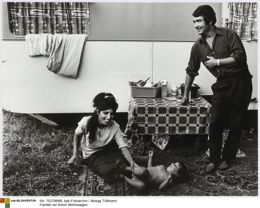 bei einem Treffen von Sinti und Roma aus Deutschland, Frankreich, Belgien und der Schweiz im Frankfurter Ostpark aus Anlass der "Zweiten europäischen Zigeuner-Missionskonferenz" 
<BR>Aufnahmedatum: Juli 1969<BR>Material/Technik: Foto / Silbergelatine auf Barytpapier<BR>Bildformat (Foto): 30 x 39,4 cm<BR>Aufnahmeort: Frankfurt am Main / Deutschland<BR>Inventar-Nr.: Tü 69/213-26<BR>