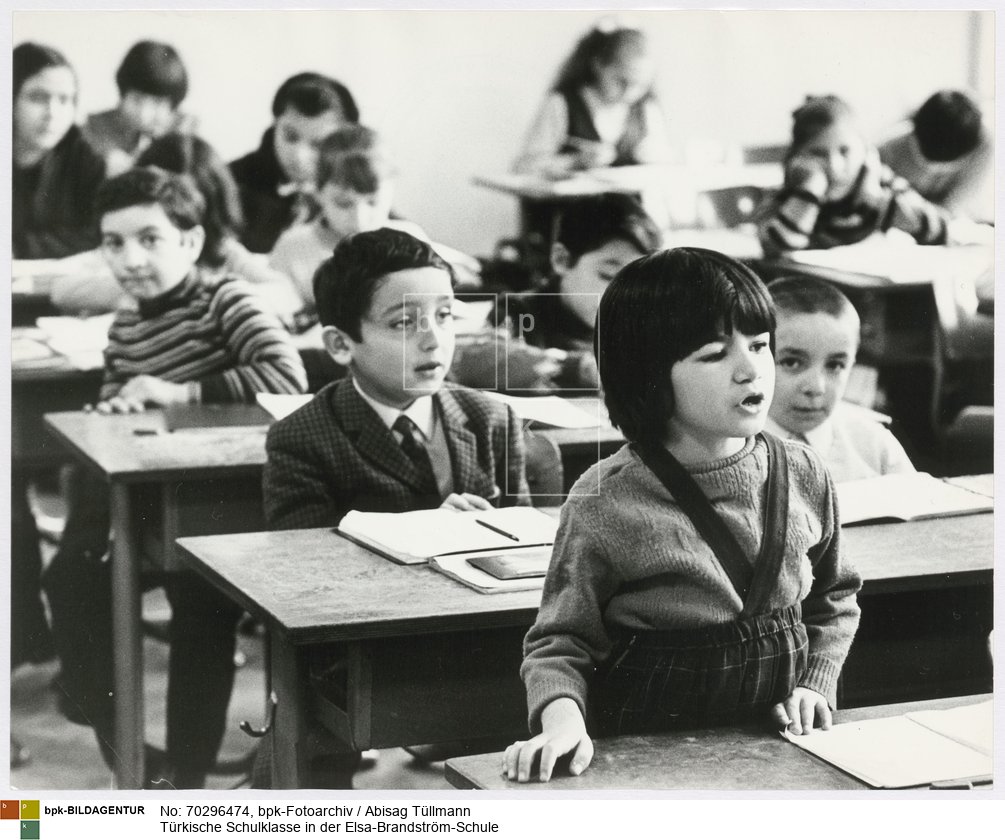 Rückseitenbeschriftung der Fotografin: "türkische Schulklasse, Ffm"<BR>Aufnahmedatum: Januar 1969<BR>Material/Technik: Foto / Silbergelatine auf Barytpapier<BR>Bildformat (Foto): 23,2 x 29,6 cm<BR>Aufnahmeort: Frankfurt am Main / Deutschland<BR>Inventar-Nr.: Tü 69/025-19a<BR>