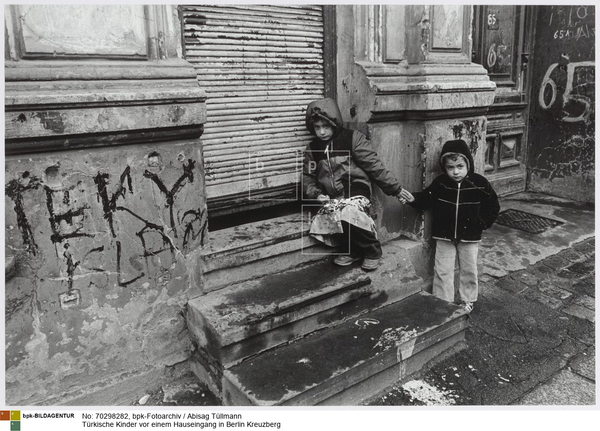 Rückseitenbeschriftung von Hand der Fotografin: "Berlin Kreuzberg"<BR>Aufnahmedatum: 1980<BR>Material/Technik: Foto / Silbergelatine auf Barytpapier<BR>Bildformat (Foto): 26,9 x 39,8 cm<BR>Aufnahmeort: Berlin - Kreuzberg / BRD (Deutschland)<BR>Inventar-Nr.: Tü 80/193-05<BR>