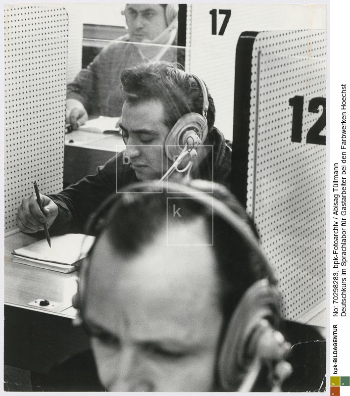 Rückseitenbeschriftung von Hand der Fotografin: "spanische Gastarbeiter lernen Deutsch (Farbwerke Hoechst)"<BR>Aufnahmedatum: Januar 1969<BR>Material/Technik: Foto / Silbergelatine auf Barytpapier<BR>Bildformat (Foto): 32 x 26,5 cm<BR>Aufnahmeort: Frankfurt am Main / Deutschland<BR>Inventar-Nr.: Tü 69/018-09<BR>