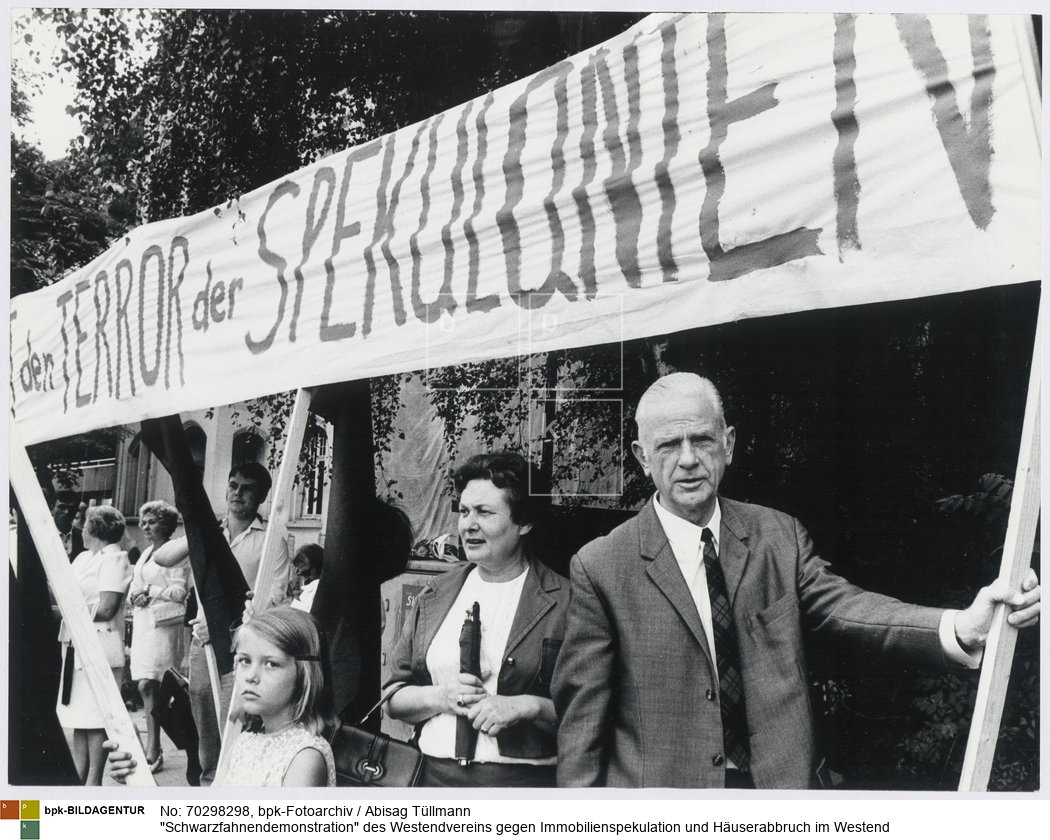 Rückseitenbeschriftung von anderer Hand: "Westenddemonstration"<BR>Aufnahmedatum: August 1970<BR>Material/Technik: Foto / Silbergelatine auf Barytpapier<BR>Bildformat (Foto): 30 x 40 cm<BR>Aufnahmeort: Frankfurt am Main - Westend / Deutschland<BR>Inventar-Nr.: Tü W/70/059-27<BR>