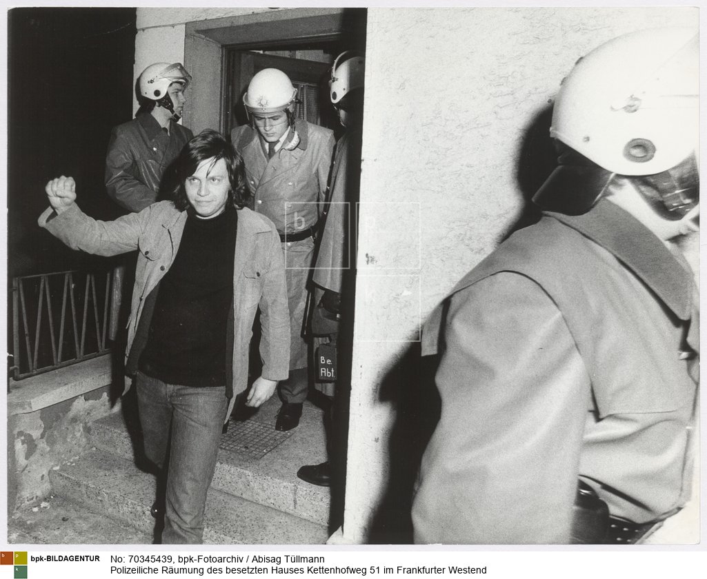 Rückseitenbeschriftung von anderer Hand: "Frankfurt am Main - Westend: Räumung Kettenhofweg"<BR>Aufnahmedatum: April 1973<BR>Material/Technik: Foto / Silbergelatine auf Barytpapier<BR>Bildformat (Foto): 23,3 x 30,3 cm<BR>Aufnahmeort: Frankfurt am Main - Westend / Deutschland<BR>Inventar-Nr.: Tü W/73/064-17a<BR>