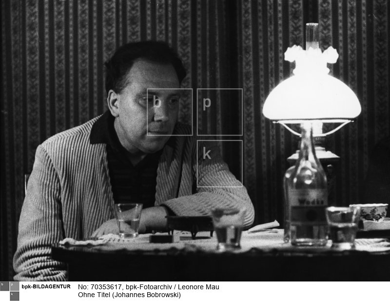 Porträt des Lyrikers Johannes Bobrowski mit einem Glas Wodka sitzend am Tisch.<BR>Aufnahmedatum: 1964<BR>Material/Technik: Foto / Silbergelatine auf PE-Papier<BR>Bildformat (Foto): 21,6 x 30,2 cm<BR>Aufnahmeort: Berlin-Friedrichshagen / DDR<BR>Inventar-Nr.: LM-502218<BR>