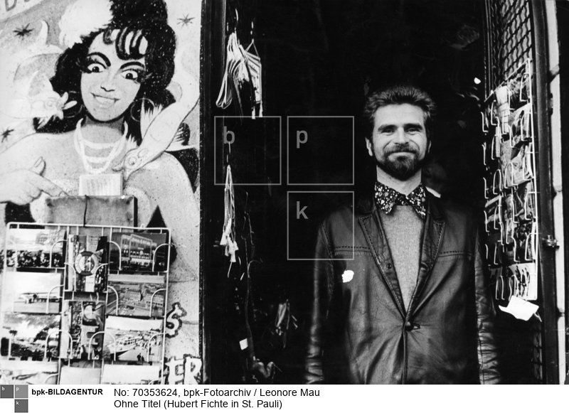 Der Schriftsteller Hubert Fichte in St. Pauli
Referenz: Leonore Mau, Porträts, Brinkmann & Bose, 2016
Rückseitenbeschriftung: "St. Pauli 1963"
Rückseitenbeschriftung des Kontaktbogens: "Straßenfotos 1962"<BR>Aufnahmedatum: 1962 - 1963<BR>Material/Technik: Foto / Silbergelatine auf Barytpapier<BR>Bildformat (Foto): 17,8 x 26,6 cm<BR>Aufnahmeort: Hamburg<BR>Inventar-Nr.: LM-501752<BR>