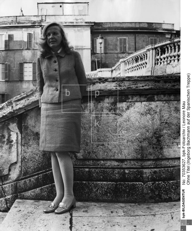 Die Schriftstellerin Ingeborg Bachmann auf der Spanischen Treppe.<BR>Aufnahmedatum: November 1967 - April 1968<BR>Material/Technik: Foto / Silbergelatine auf Barytpapier<BR>Bildformat (Foto): 23,2 x 29,3 cm<BR>Aufnahmeort: Rom<BR>Inventar-Nr.: LM-500822<BR>