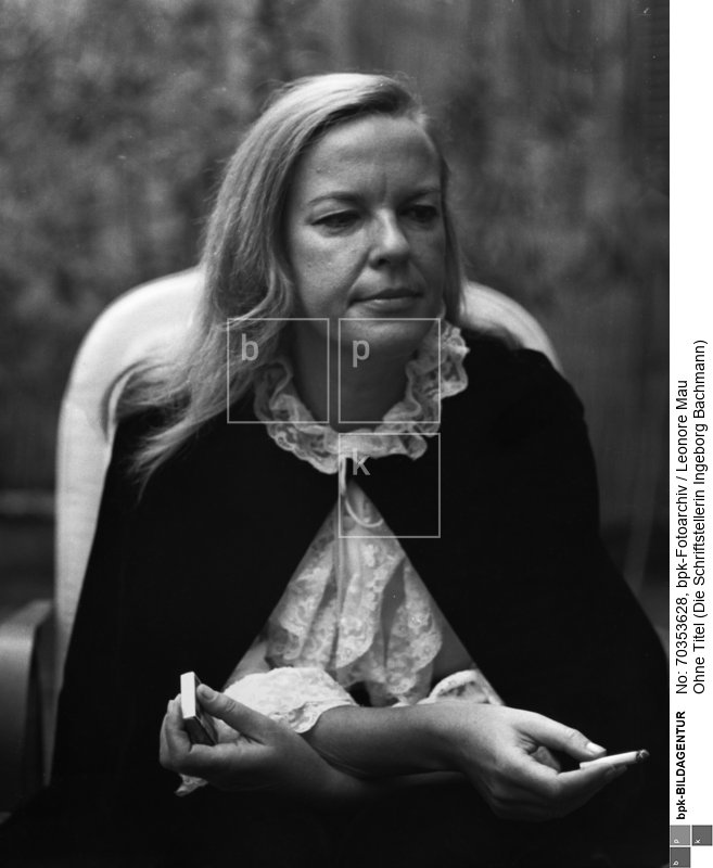 Porträt der Schriftstellerin Ingeborg Bachmann in Rom.
Rückseitenbeschriftung: "Rom, 1968 via boca di leone"<BR>Aufnahmedatum: November 1967 - April 1968<BR>Material/Technik: Foto / Silbergelatine auf PE-Papier<BR>Bildformat (Foto): 22,0 x 28,6 cm<BR>Aufnahmeort: Rom<BR>Inventar-Nr.: LM-500821<BR>