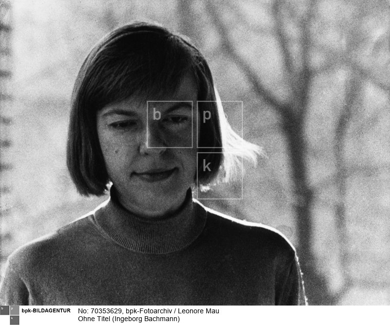 Porträt der Schriftstellerin Ingeborg Bachmann.<BR>Aufnahmedatum: 1963 - 1964<BR>Material/Technik: Foto / Silbergelatine auf Barytpapier<BR>Bildformat (Foto): 23,9 x 30,2 cm<BR>Aufnahmeort: Berlin<BR>Inventar-Nr.: LM-500820<BR>