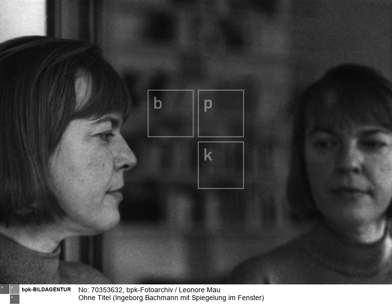 Die Schriftstellerin Ingeborg Bachmann mit Spiegelung im Fenster.
Referenz: Leonore Mau, Porträts, Brinkmann & Bose, 2016
Rückseitenbeschriftung: "Ingeborg Bachmann"<BR>Aufnahmedatum: 1963 - 1964<BR>Material/Technik: Foto / Silbergelatine auf Barytpapier<BR>Bildformat (Foto): 16,3 x 22,5 cm<BR>Aufnahmeort: Berlin<BR>Inventar-Nr.: LM-500819<BR>