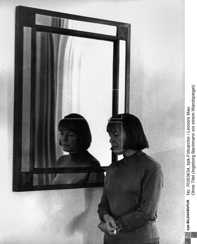 Die Schriftstellerin Ingeborg Bachmann und ihr Spiegelbild im Wandspiegel.
Rückseitenbeschriftung: "Bachmann Berlin 1963"<BR>Aufnahmedatum: 1963 - 1964<BR>Material/Technik: Foto / Silbergelatine auf Barytpapier<BR>Bildformat (Foto): 18,2 x 23,8 cm<BR>Aufnahmeort: Berlin<BR>Inventar-Nr.: LM-500807<BR>