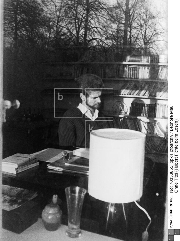 Der Schriftsteller Hubert Fichte beim Lesen. Aufgenommen durch ein Fenster, welches im oberen Abschnitt Bäume spiegelt. Aufgenommen in der Dürerstraße in Othmarschen, Hamburg.
Rückseitenbeschriftung: "1962"<BR>Aufnahmedatum: 1962<BR>Material/Technik: Foto / Silbergelatine auf Barytpapier<BR>Bildformat (Foto): 17,8 x 23,9 cm<BR>Aufnahmeort: Hamburg<BR>Inventar-Nr.: LM-500179<BR>