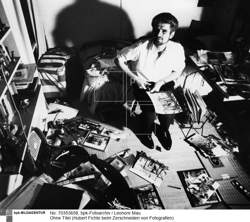 Der Schriftsteller Hubert Fichte beim Zerschneiden von Fotografien.
Aufgenommen in der Elbchaussee in Blankenese, Hamburg.
Referenz: Wilfried F. Schoeller, Hubert Fichte und Leonore Mau. Der Schriftsteller und die Fotografin, 2005
Rückseitenbeschriftung: "Nov. 61, HH-Blankenese"<BR>Aufnahmedatum: November 1961 - 1962<BR>Material/Technik: Foto / Silbergelatine auf PE-Papier<BR>Bildformat (Foto): 20,4 x 24,4 cm<BR>Aufnahmeort: Hamburg<BR>Inventar-Nr.: LM-500152<BR>