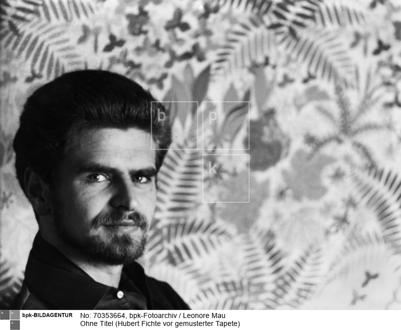 Porträt des Schriftstellers Hubert Fichte vor gemusterter Tapete.
Referenz: Hubert Fichte, Ich beiße Dich zum Abschied ganz zart. Briefe an Leonore Mau, Peter Braun, 2016
Rückseitenbeschriftung: "1961 Esbjerg"
<BR>Aufnahmedatum: 1961<BR>Material/Technik: Foto / Silbergelatine auf PE-Papier<BR>Bildformat (Foto): 23,5 x 30,3 cm<BR>Aufnahmeort: Esbjerg <BR>Inventar-Nr.: LM-500109<BR>