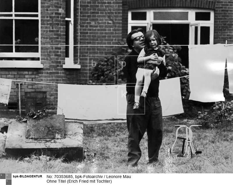 Der Lyriker Erich Fried mit seiner Tochter.
Referenz: Wilfried F. Schoeller, Hubert Fichte und Leonore Mau. Der Schriftsteller und die Fotografin, 2005
Rückseitenbeschriftung: "Breite bleibt oben weg, Erich Fried, London Okt.69 (mit Tochter)"<BR>Aufnahmedatum: Oktober 1969<BR>Material/Technik: Foto / Silbergelatine auf Barytpapier<BR>Bildformat (Foto): 22,4 x 30,0 cm<BR>Aufnahmeort: London<BR>Inventar-Nr.: LM-500876<BR>