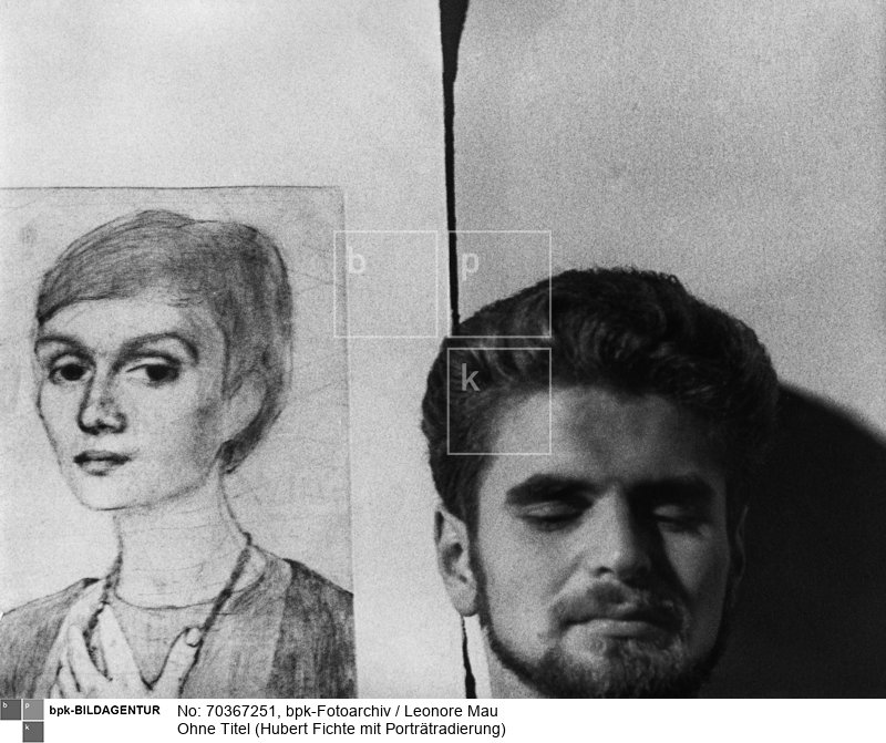 Der Schriftsteller Hubert Fichte neben einer Porträtradierung von Ulrike Mau, der Tochter von Leonore Mau. Gezeichnet von Michael Mau, Sohn von Leonore Mau. 
Referenz: Leonore Mau Porträts, Brinkmann & Bose, 2016
Rückseitenbeschriftung: "Hamburg 1961"<BR>Aufnahmedatum: 14.09.1961<BR>Material/Technik: Foto / Silbergelatine auf Barytpapier<BR>Bildformat (Foto): 23,2 x 29,7 cm<BR>Aufnahmeort: Hamburg<BR>Inventar-Nr.: LM-500119<BR>